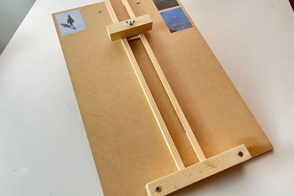 自作のイーゼル。MDFパネルと、端材で作成。